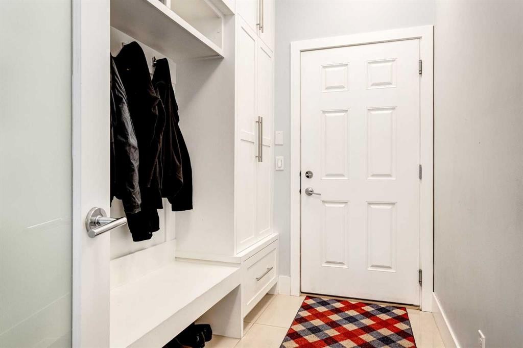 40 Westmore Place Sw, Calgary, AB - Indoor Photo Showing Other Room