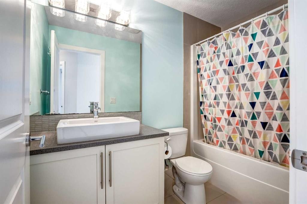 40 Westmore Place Sw, Calgary, AB - Indoor Photo Showing Bathroom