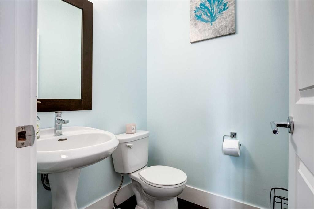 40 Westmore Place Sw, Calgary, AB - Indoor Photo Showing Bathroom