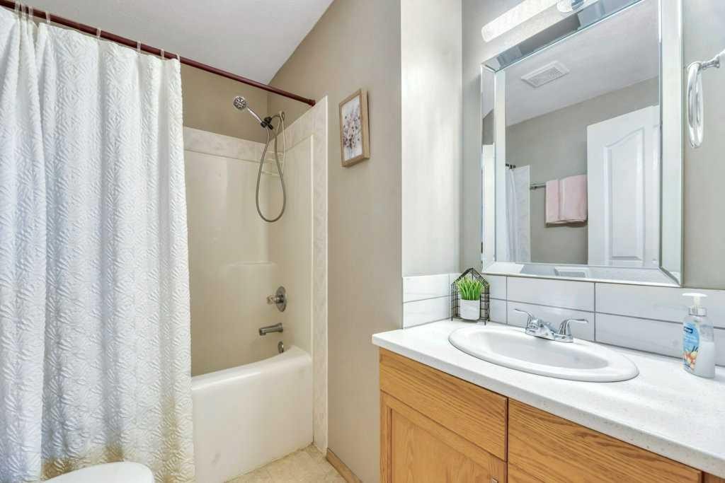 1907 Strathcona Terrace, Strathmore, AB - Indoor Photo Showing Bathroom