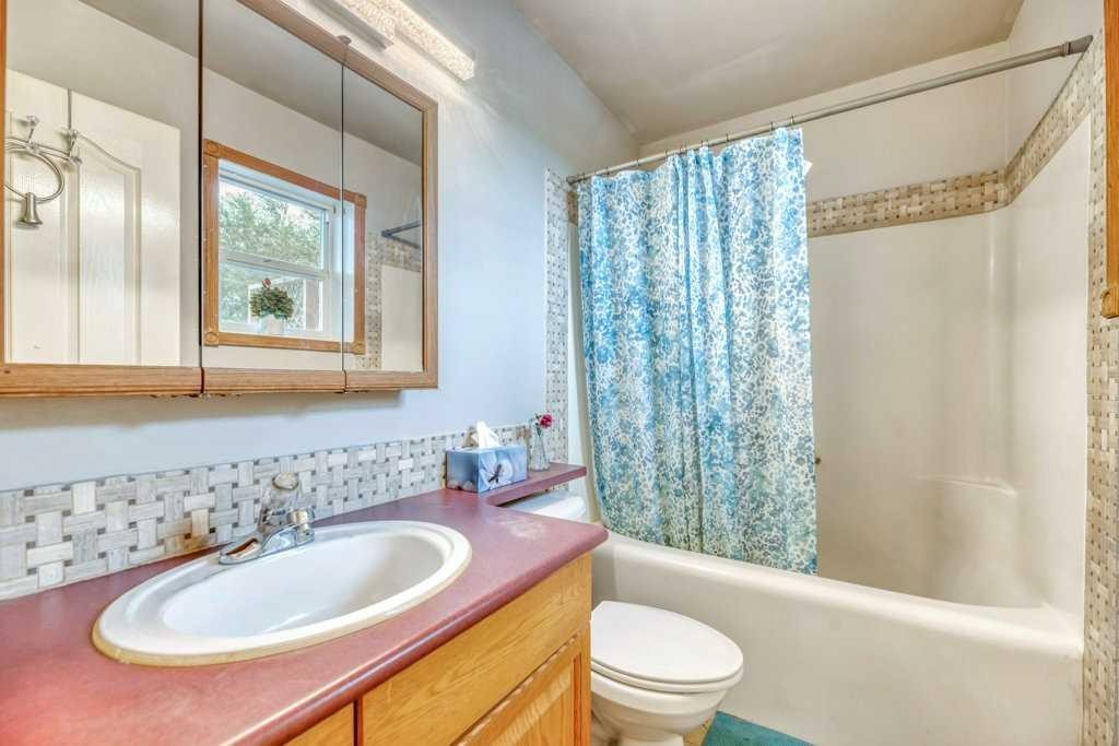 1907 Strathcona Terrace, Strathmore, AB - Indoor Photo Showing Bathroom