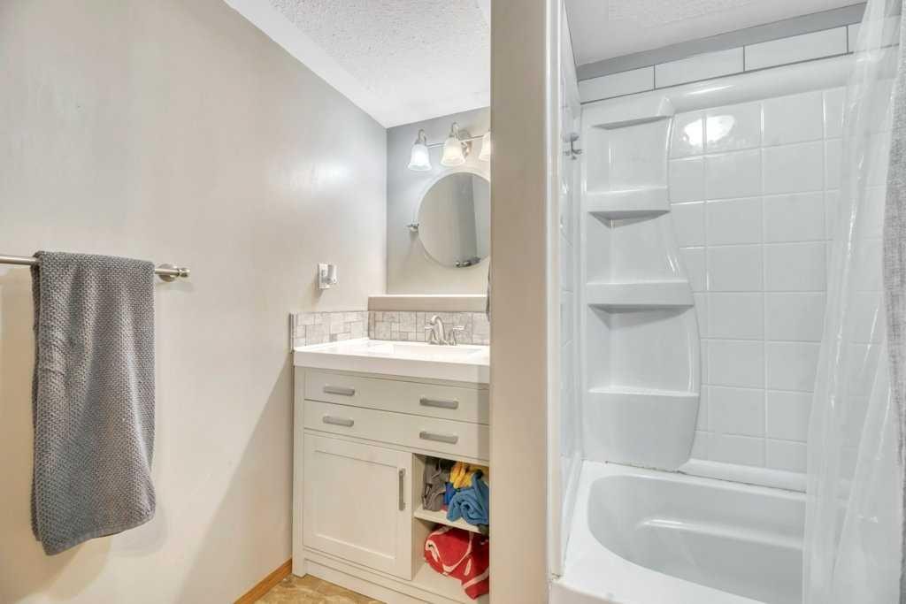 1907 Strathcona Terrace, Strathmore, AB - Indoor Photo Showing Bathroom