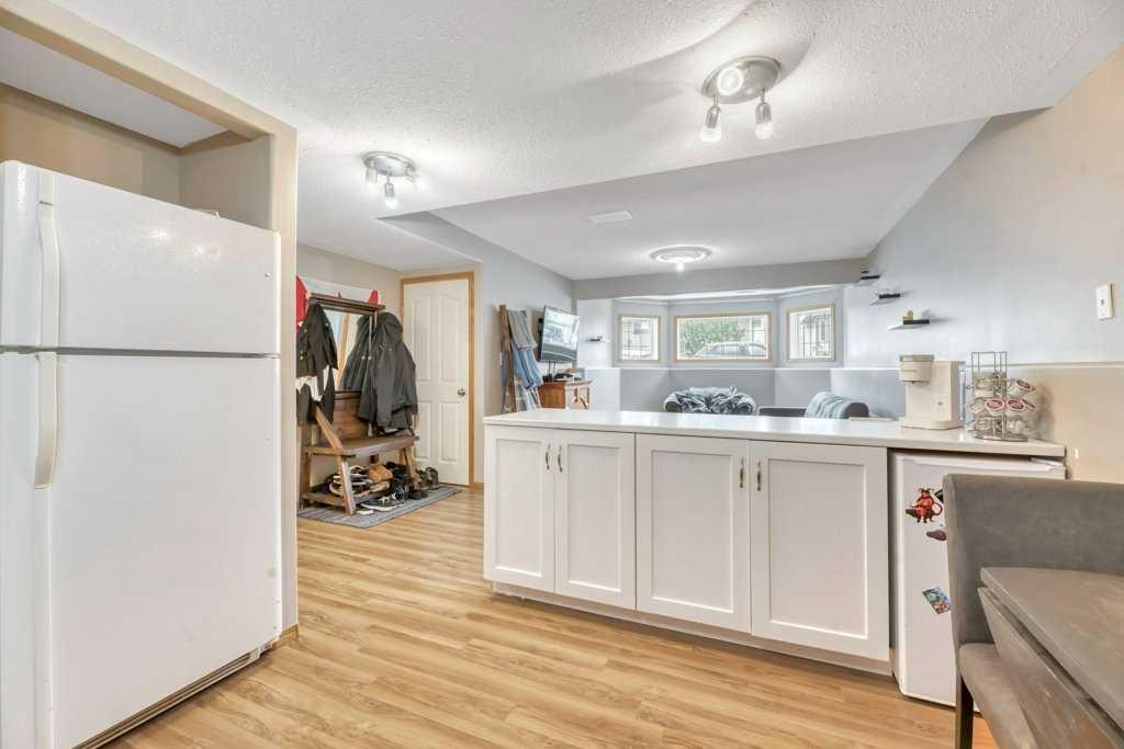 1907 Strathcona Terrace, Strathmore, AB - Indoor Photo Showing Kitchen