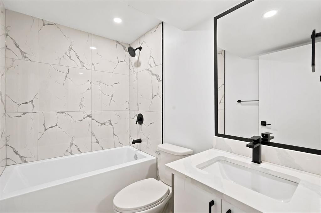 19 Mardale Crescent Ne, Calgary, AB - Indoor Photo Showing Bathroom