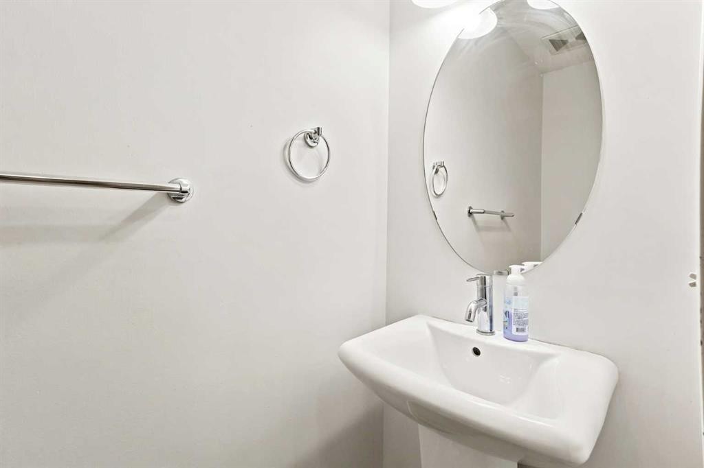 98 Panatella Hill Nw, Calgary, AB - Indoor Photo Showing Bathroom