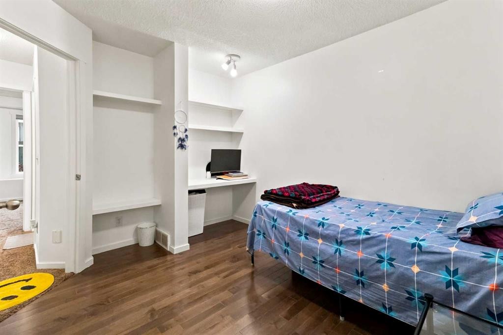 98 Panatella Hill Nw, Calgary, AB - Indoor Photo Showing Bedroom