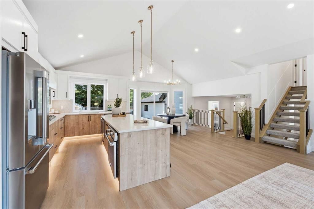 3375 Breton Close Nw, Calgary, AB - Indoor Photo Showing Kitchen With Upgraded Kitchen
