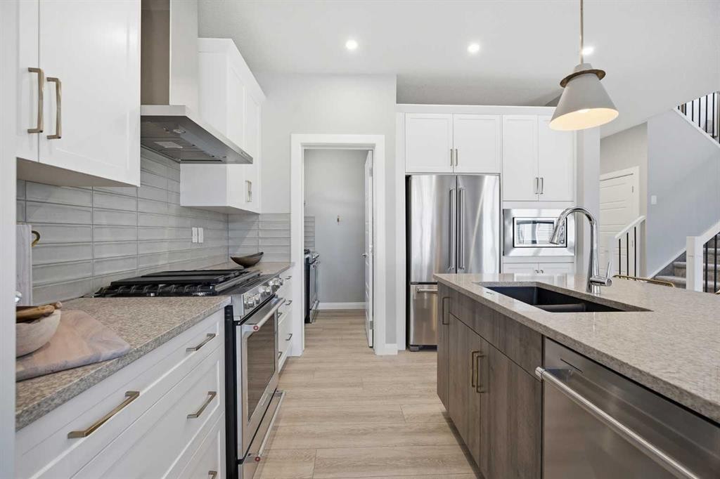 468 Dawson Circle, Chestermere, AB - Indoor Photo Showing Kitchen With Stainless Steel Kitchen With Double Sink With Upgraded Kitchen