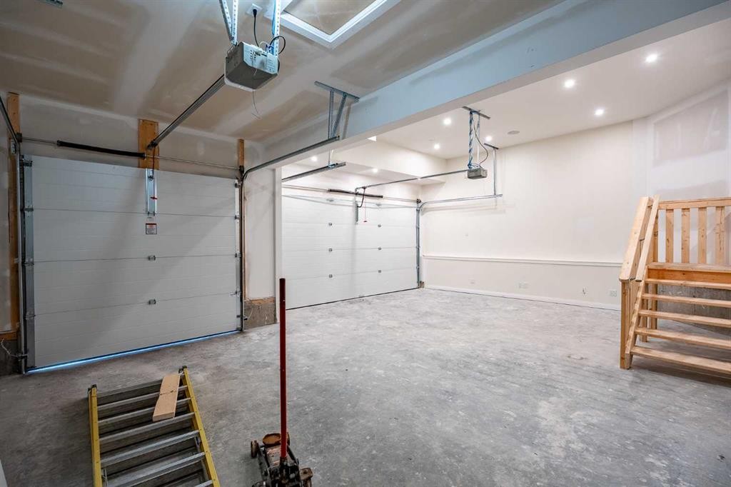 468 Dawson Circle, Chestermere, AB - Indoor Photo Showing Garage