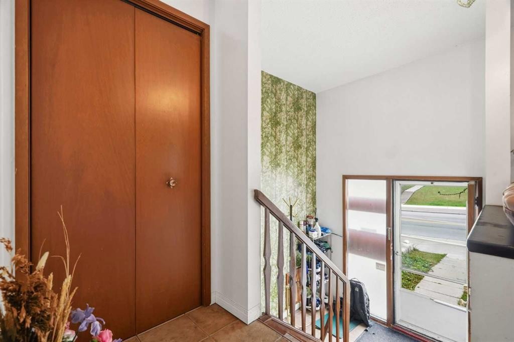 1612 24 Avenue Nw, Calgary, AB - Indoor Photo Showing Other Room