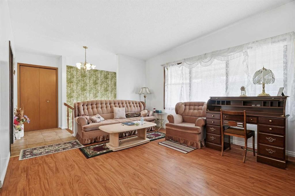 1612 24 Avenue Nw, Calgary, AB - Indoor Photo Showing Living Room