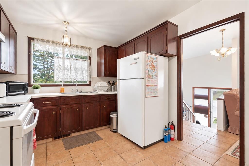 1612 24 Avenue Nw, Calgary, AB - Indoor Photo Showing Kitchen