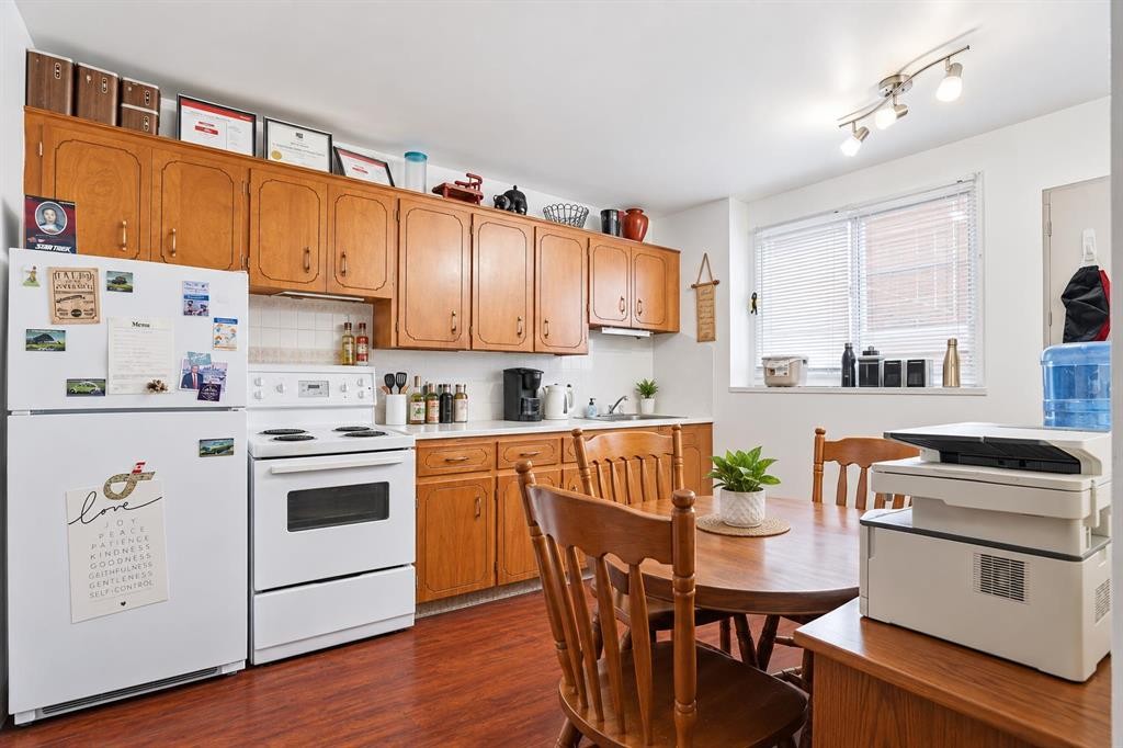 1612 24 Avenue Nw, Calgary, AB - Indoor Photo Showing Kitchen