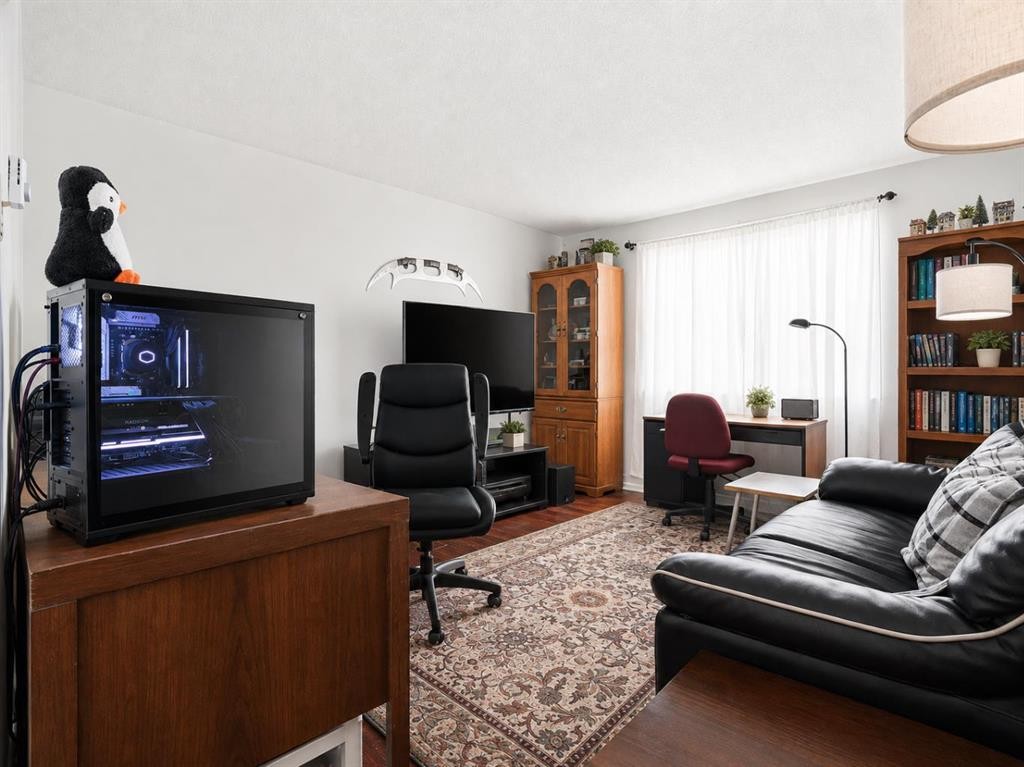 1612 24 Avenue Nw, Calgary, AB - Indoor Photo Showing Office