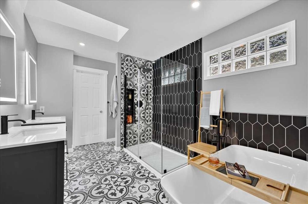 212 Cresthaven Place Sw, Calgary, AB - Indoor Photo Showing Bathroom