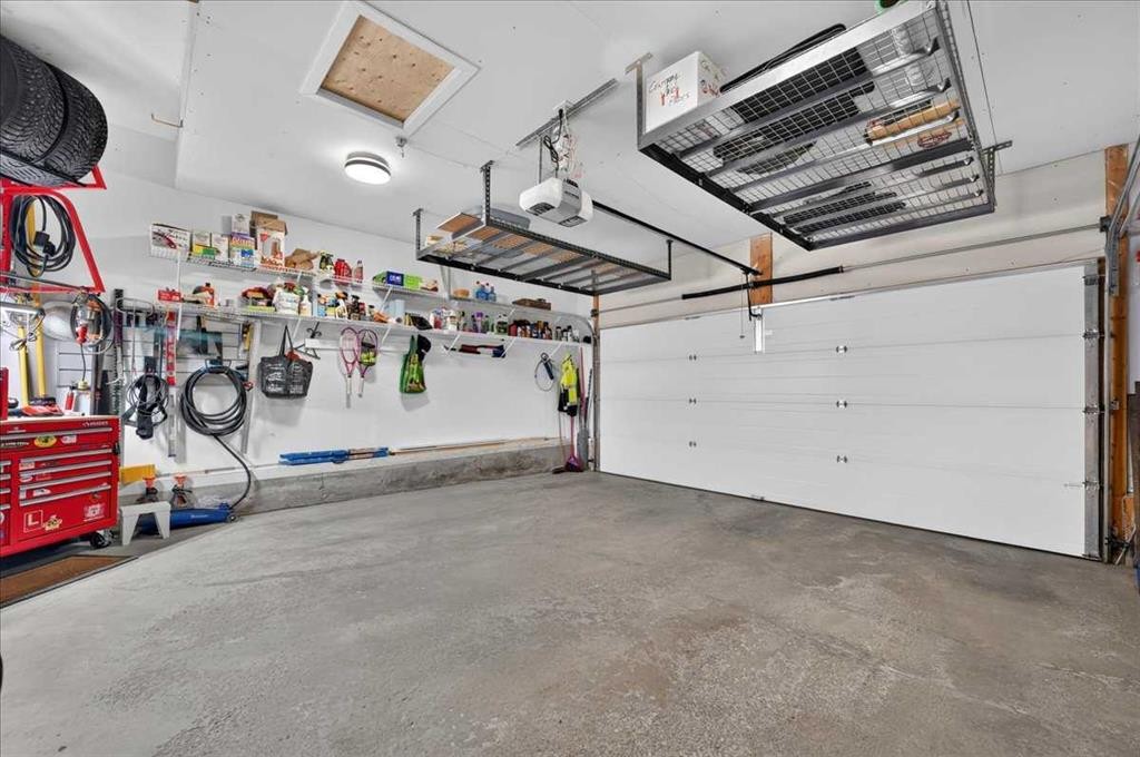 212 Cresthaven Place Sw, Calgary, AB - Indoor Photo Showing Garage