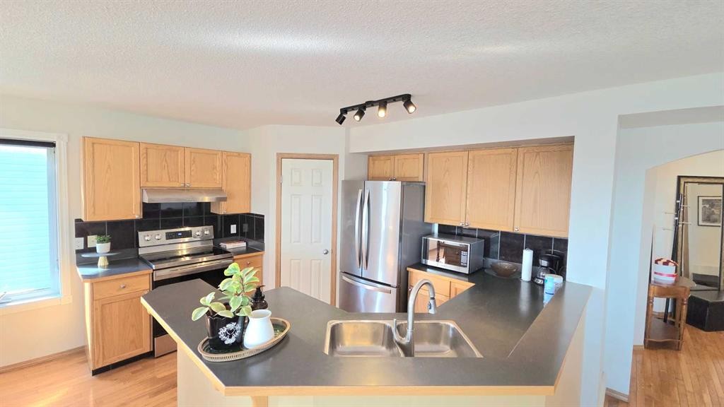 210 Panamount Hill Nw, Calgary, AB - Indoor Photo Showing Kitchen