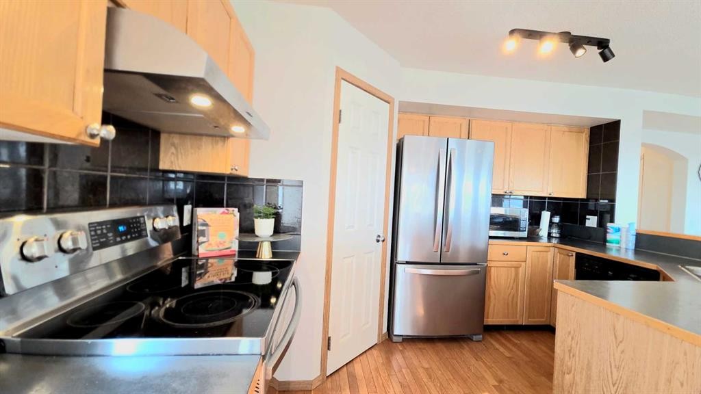 210 Panamount Hill Nw, Calgary, AB - Indoor Photo Showing Kitchen