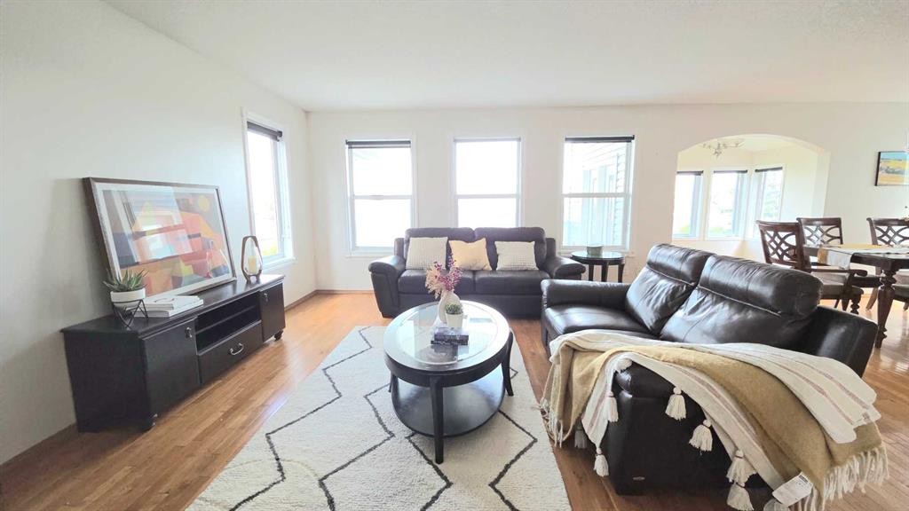 210 Panamount Hill Nw, Calgary, AB - Indoor Photo Showing Living Room