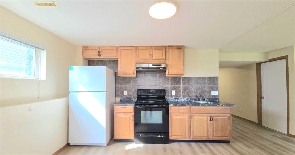 210 Panamount Hill Nw, Calgary, AB - Indoor Photo Showing Kitchen