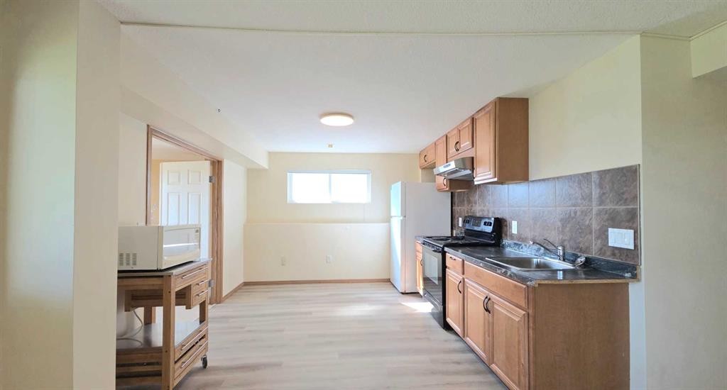 210 Panamount Hill Nw, Calgary, AB - Indoor Photo Showing Kitchen