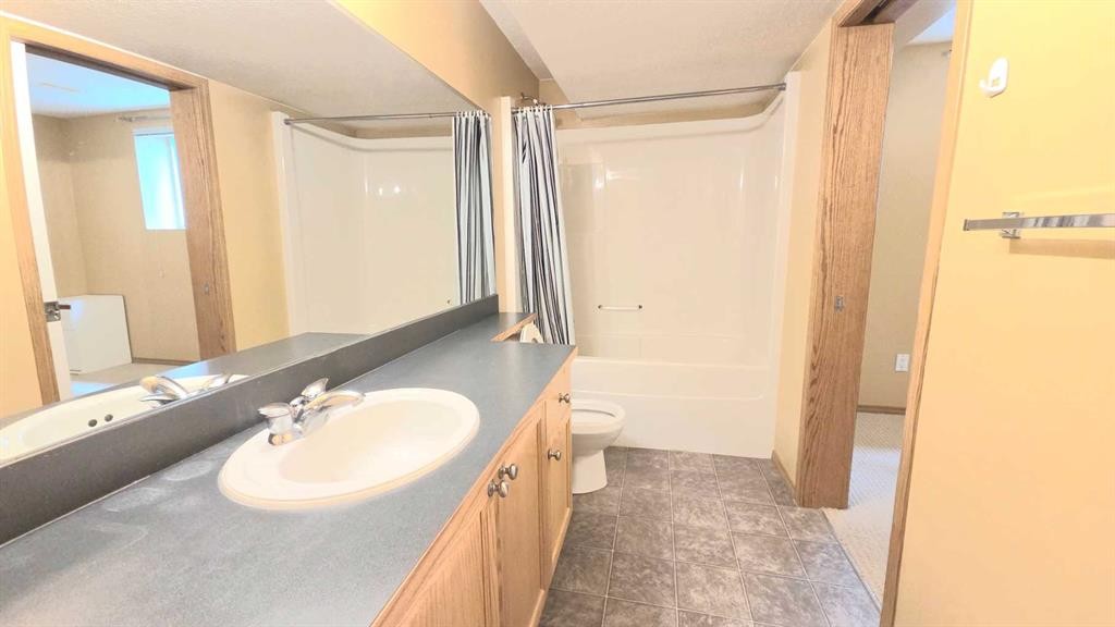 210 Panamount Hill Nw, Calgary, AB - Indoor Photo Showing Bathroom