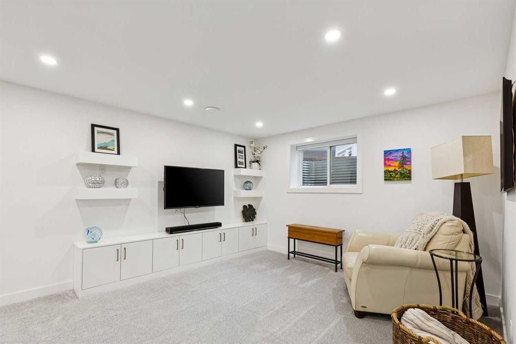 14 Butte Place Nw, Calgary, AB - Indoor