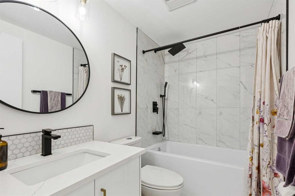 14 Butte Place Nw, Calgary, AB - Indoor Photo Showing Bathroom
