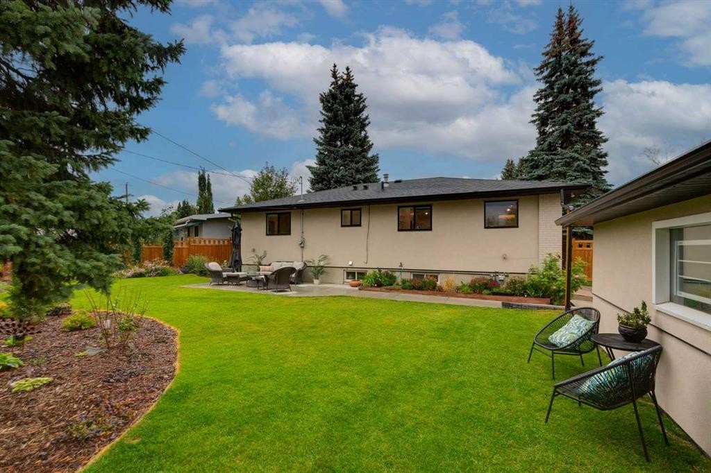 14 Butte Place Nw, Calgary, AB - Outdoor