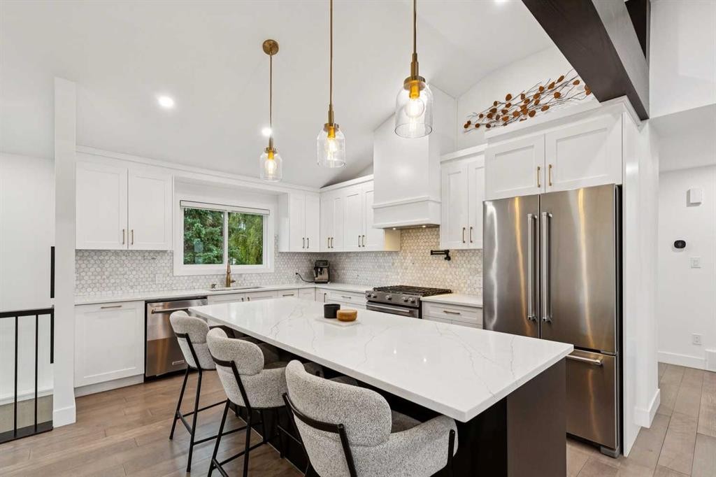 14 Butte Place Nw, Calgary, AB - Indoor Photo Showing Kitchen With Upgraded Kitchen