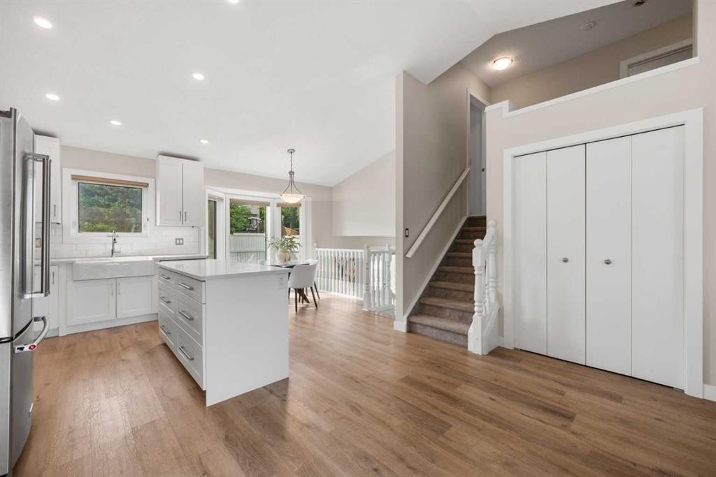 19 Macewan Meadow Crescent Nw, Calgary, AB - Indoor Photo Showing Kitchen