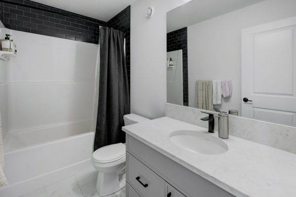 174 Rowley Gate Nw, Calgary, AB - Indoor Photo Showing Bathroom