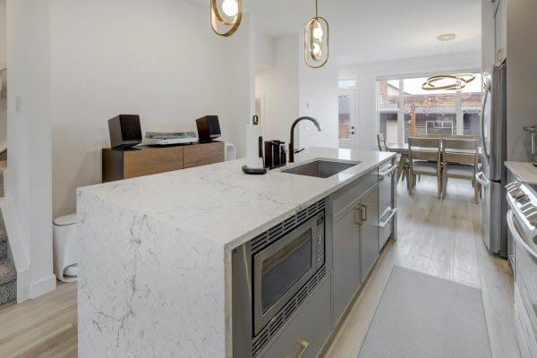 174 Rowley Gate Nw, Calgary, AB - Indoor Photo Showing Kitchen With Upgraded Kitchen
