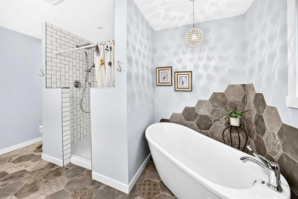 61 West Edge Road, Cochrane, AB - Indoor Photo Showing Bathroom