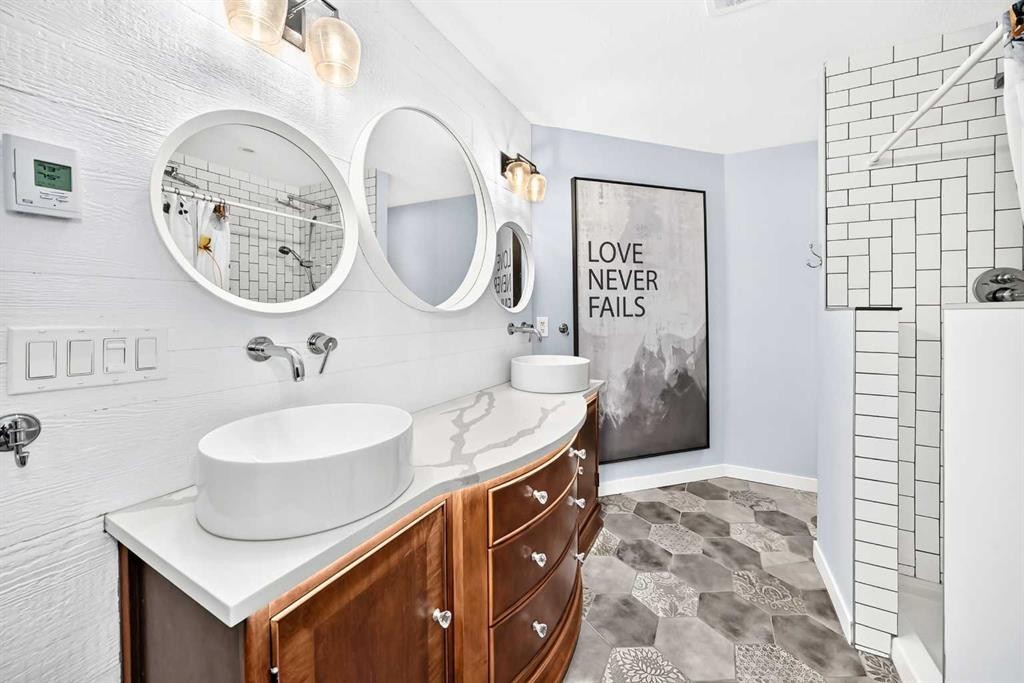 61 West Edge Road, Cochrane, AB - Indoor Photo Showing Bathroom