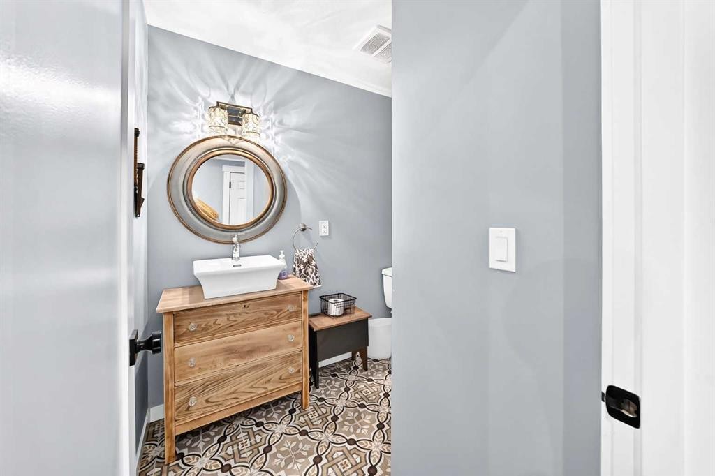 61 West Edge Road, Cochrane, AB - Indoor Photo Showing Bathroom
