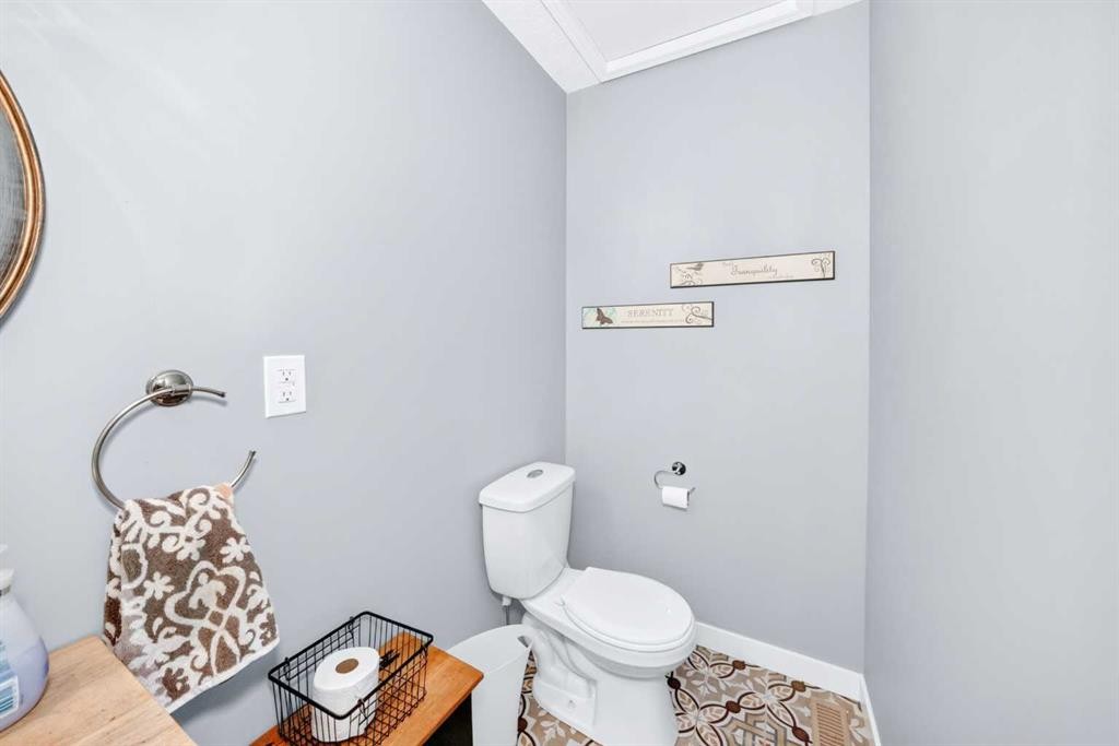 61 West Edge Road, Cochrane, AB - Indoor Photo Showing Bathroom