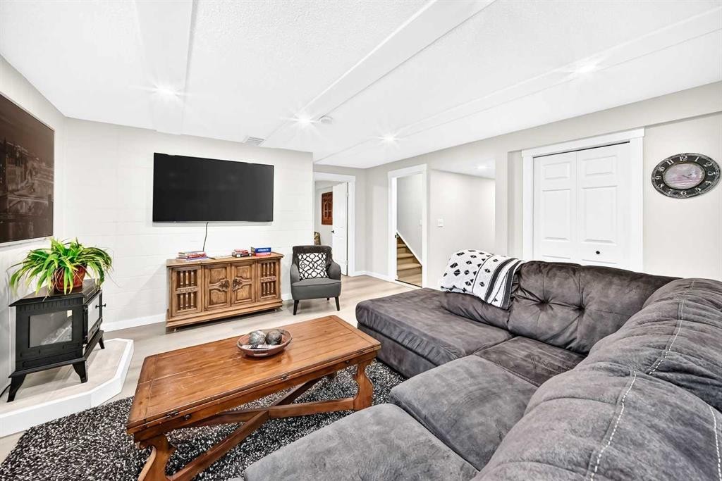 61 West Edge Road, Cochrane, AB - Indoor Photo Showing Living Room