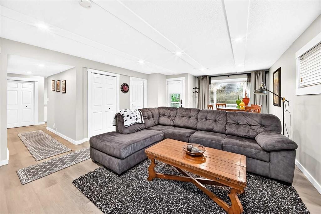 61 West Edge Road, Cochrane, AB - Indoor Photo Showing Living Room