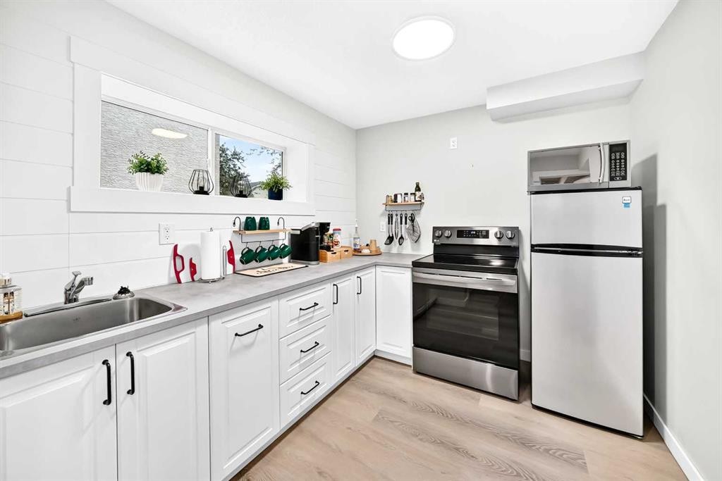 61 West Edge Road, Cochrane, AB - Indoor Photo Showing Kitchen