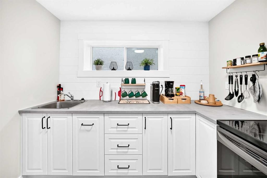 61 West Edge Road, Cochrane, AB - Indoor Photo Showing Kitchen