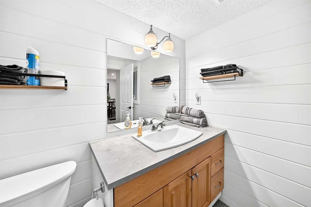 61 West Edge Road, Cochrane, AB - Indoor Photo Showing Bathroom
