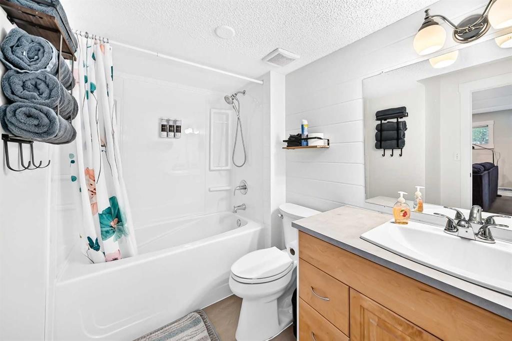 61 West Edge Road, Cochrane, AB - Indoor Photo Showing Bathroom