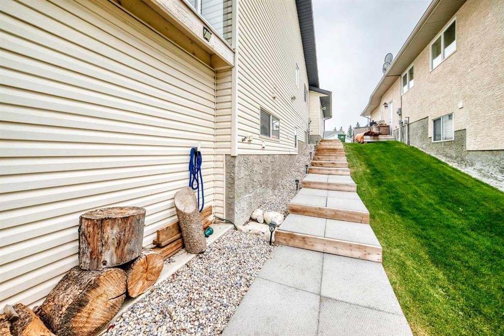 61 West Edge Road, Cochrane, AB - Outdoor
