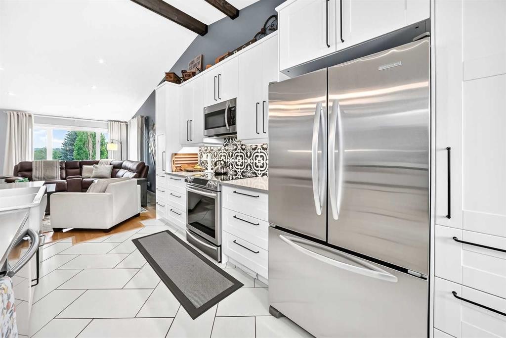 61 West Edge Road, Cochrane, AB - Indoor Photo Showing Kitchen With Upgraded Kitchen