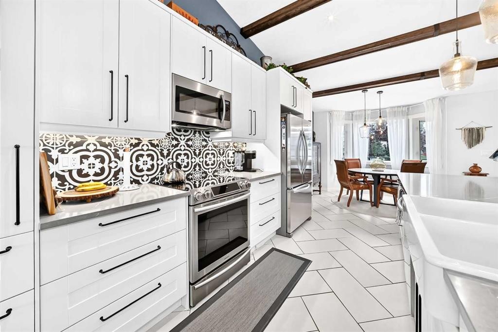 61 West Edge Road, Cochrane, AB - Indoor Photo Showing Kitchen With Upgraded Kitchen