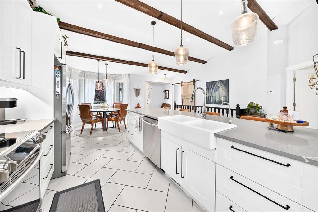61 West Edge Road, Cochrane, AB - Indoor Photo Showing Kitchen