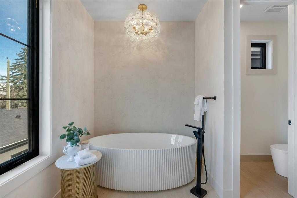 4112 17 Street Sw, Calgary, AB - Indoor Photo Showing Bathroom