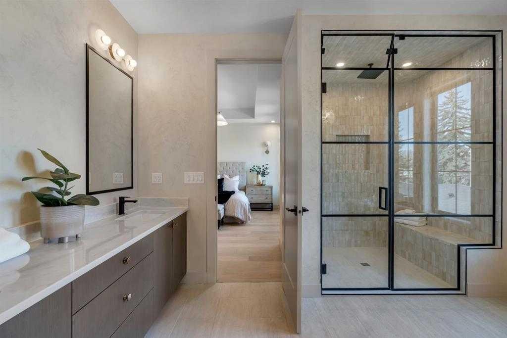 4112 17 Street Sw, Calgary, AB - Indoor Photo Showing Bathroom