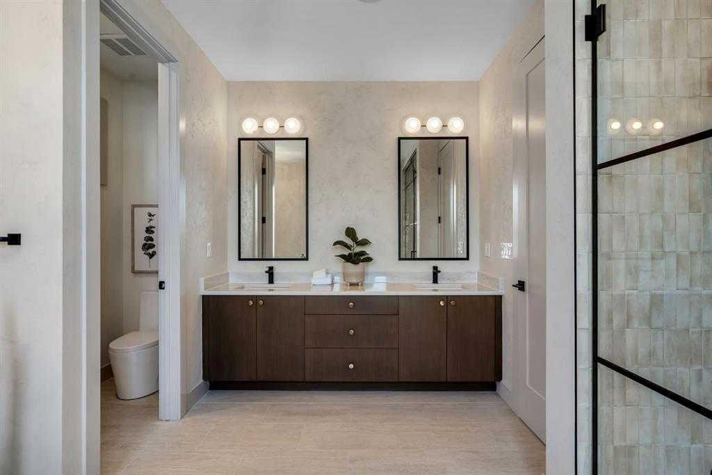 4112 17 Street Sw, Calgary, AB - Indoor Photo Showing Bathroom